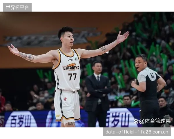 上海队在G3打出完美团队篮球,通过流畅的球权转移彻底击溃广厦防线。 上海队在G3打出完美团队篮球,通过流畅的球权转移彻底击溃广厦防线。